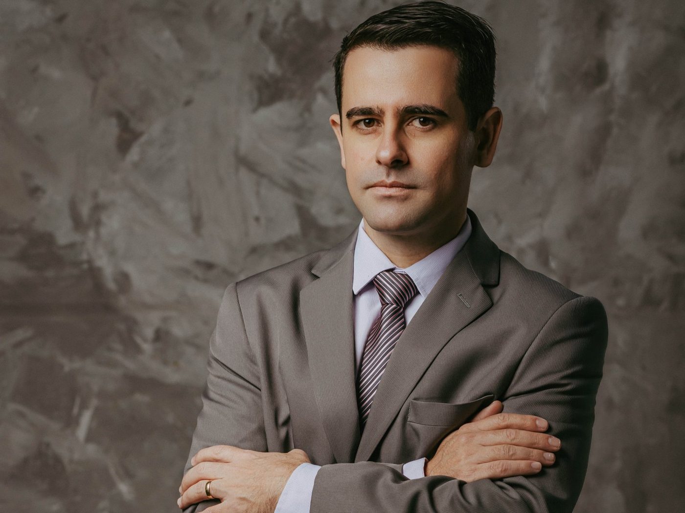 Dr. Dario Miranda Almeida, advogado (OAB/PR 105.753), no escritório em Candói/PR